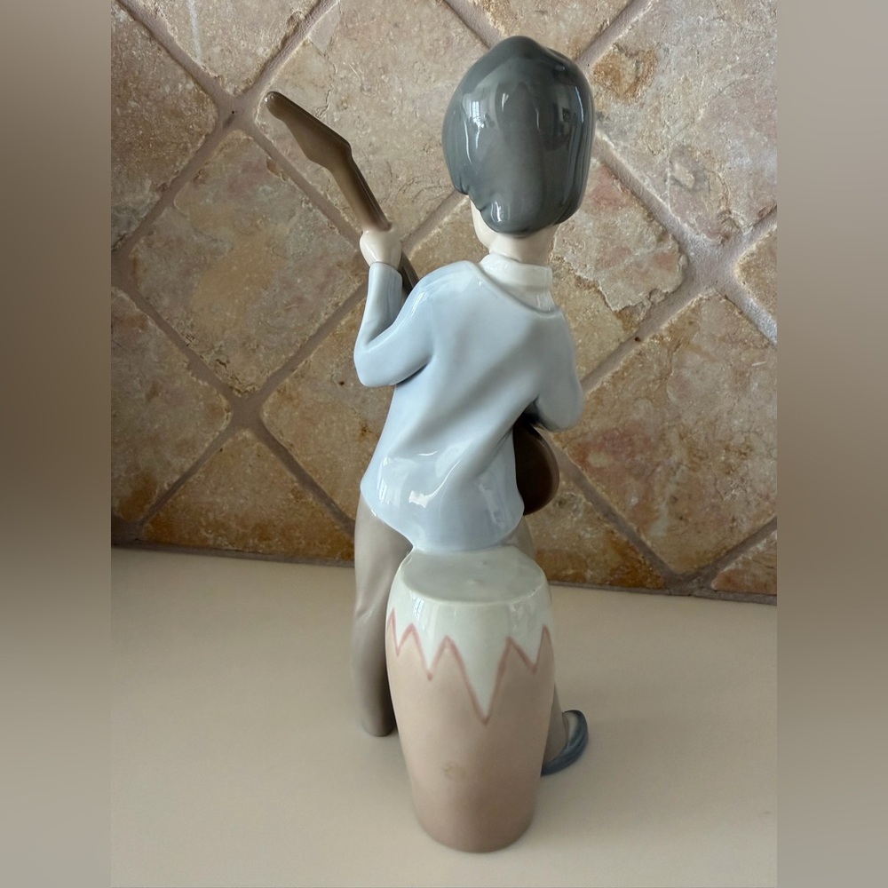 Lladró “Boy with Guitar” Gloss Porcelain Figurine #4614 – Excellent Condition - Picture 3 of 5